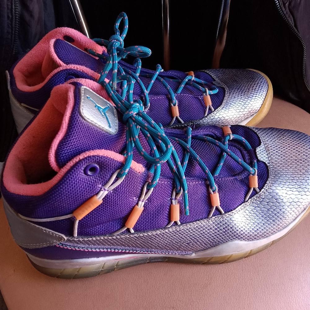Vibrant Sneakers with Teal and Pink Accents